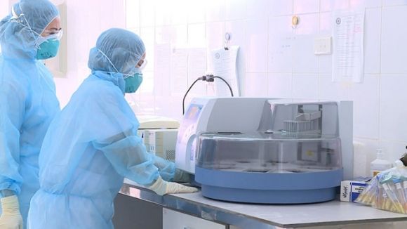 Hệ thống máy xét nghiệm Covid-19 đang được lắp đặt và sử dụng tại Trung tâm kiểm soát bệnh tật tỉnh Thanh Hóa /// ẢNH PHÚC NGƯ