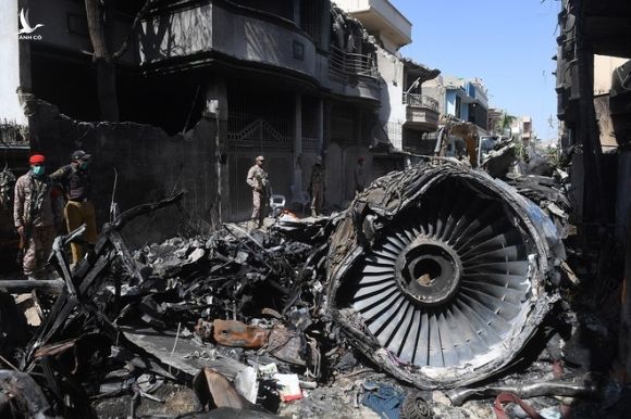 Hiện trường vụ máy bay Airbus A320 của hãng Pakistan International Airlines (PIA) rơi xuống khu dân cư hôm 22.5 /// AFP