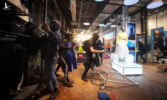 Người biểu tình cướp phá một cửa hàng đồ thể thao ở New York ngày 1/6. Ảnh: Reuters.