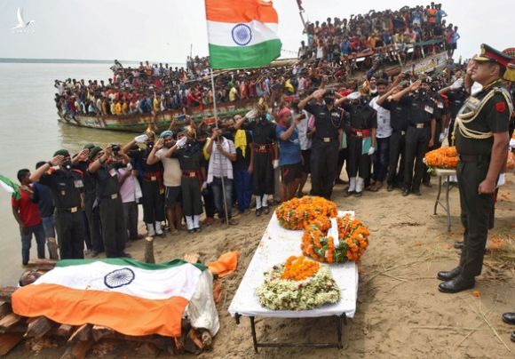 Dân Ấn Độ đốt hình ông Tập Cận Bình bên lễ tang 20 quân nhân - Ảnh 1.