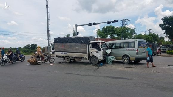 TP.HCM: Tai nạn liên hoàn, 5 người bị thương, 7 xe hư hỏng - ảnh 4