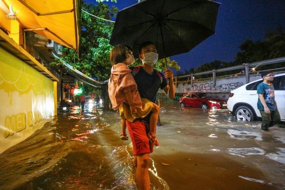 Người Sài Gòn chôn chân trong mưa lớn, ô tô, xe máy không nhúc nhích, giao thông hỗn loạn - Ảnh 11.