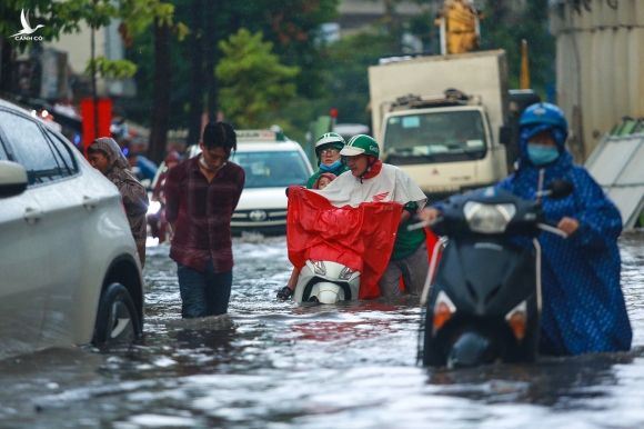Người Sài Gòn chôn chân trong mưa lớn, ô tô, xe máy không nhúc nhích, giao thông hỗn loạn - Ảnh 1.