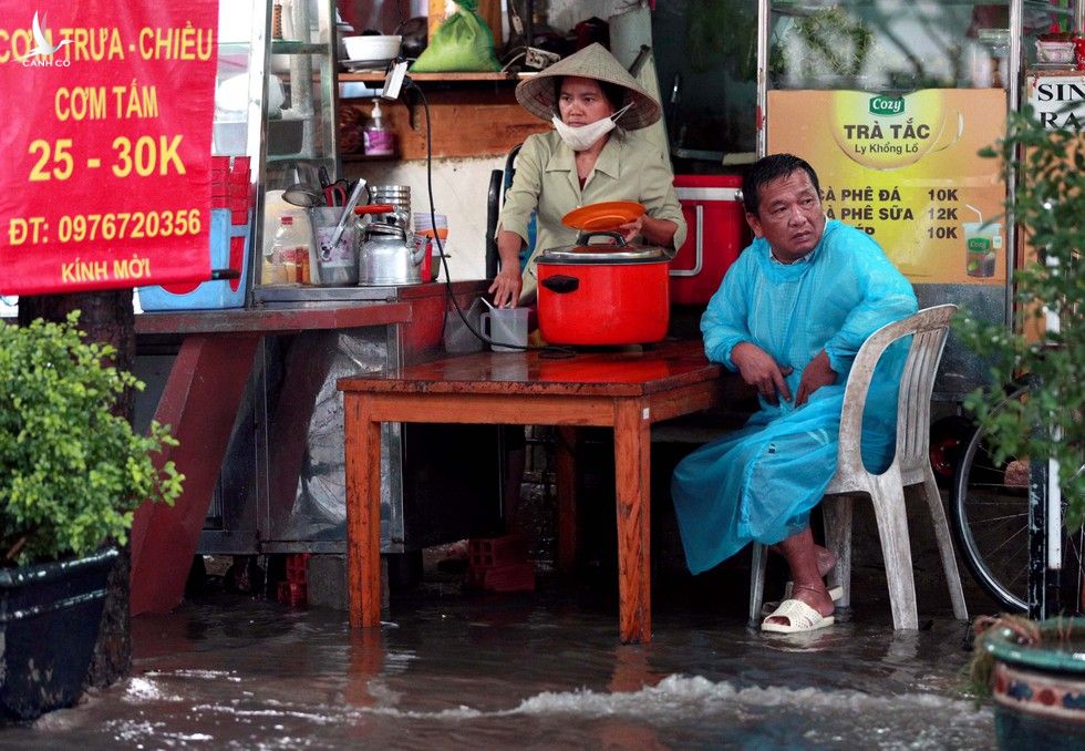 Mưa trắng trời, nước ngập gần nửa mét: Người Sài Gòn chật vật trong biển nước - ảnh 6