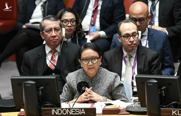 Ngoại trưởng Indonesia Retno Marsudi (giữa) tham dự một phiên tranh luận tại Hội đồng Bảo an Liên Hợp Quốc hồi tháng 1/2019. Ảnh: BNG Indonesia.