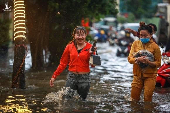Người Sài Gòn chôn chân trong mưa lớn, ô tô, xe máy không nhúc nhích, giao thông hỗn loạn - Ảnh 4.
