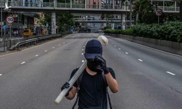 Một người biểu tình trên đường phố Hong Kong hôm 31/5. Ảnh: NYTimes.