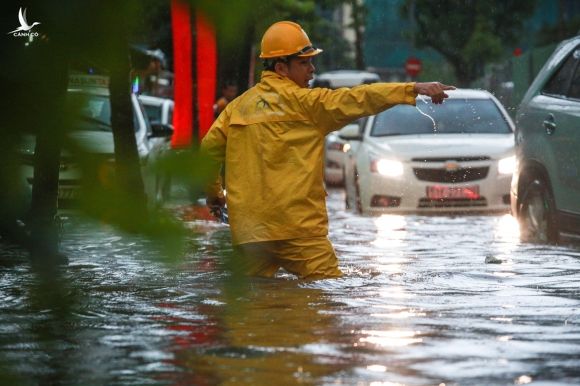 Người Sài Gòn chôn chân trong mưa lớn, ô tô, xe máy không nhúc nhích, giao thông hỗn loạn - Ảnh 10.