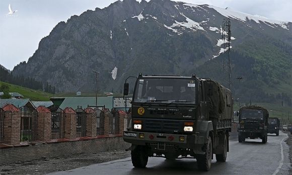 Xe quân sự của Ấn Độ trên cao tốc Srinagar-Leh, gần biên giới với Trung Quốc, ngày 28/5. Ảnh: AFP.