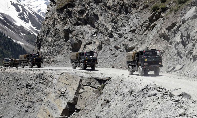 Xe quân sự Ấn Độ đi qua đèo Zojilla, Drass, Ladakh, ngày 28/5. Ảnh: ANI.
