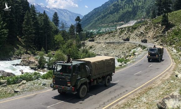 Xe quân sự Ấn Độ trên đường tới thị trấn Leh, vùng Ladakh, ngày 17/6. Ảnh: AFP.
