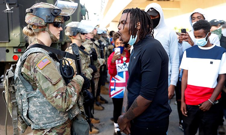 Người biểu tình (bên phải) đối đầu với Vệ binh Quốc gia tại thành phố Minneapolis, bang Minnesota, Mỹ, ngày 29/5. Ảnh: Reuters.