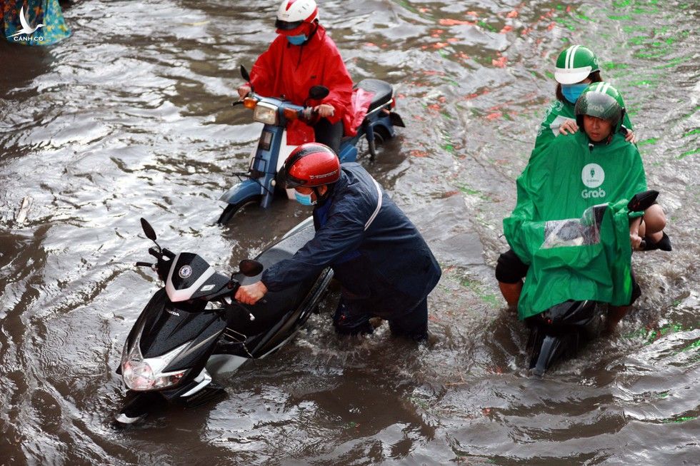 Mưa trắng trời, nước ngập gần nửa mét: Người Sài Gòn chật vật trong biển nước - ảnh 2