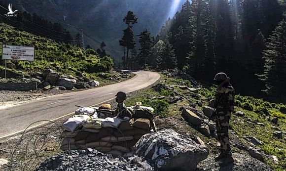 Binh sĩ Ấn Độ tại một chốt kiểm tra trên đường dẫn đến biên giới với Trung Quốc /// AFP