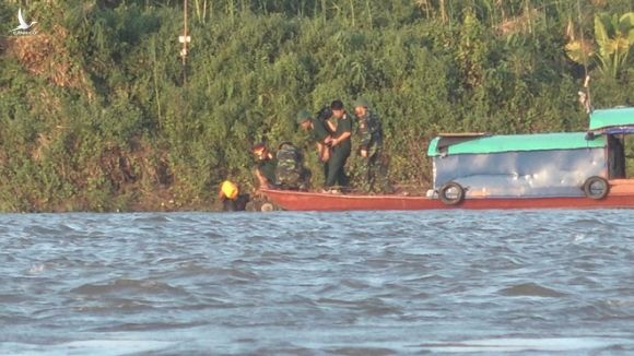 Hà Nội: Trục vớt bom dưới sông Hồng dài 1,6 mét, nằm cách cầu Long Biên gần 1km - Ảnh 7.
