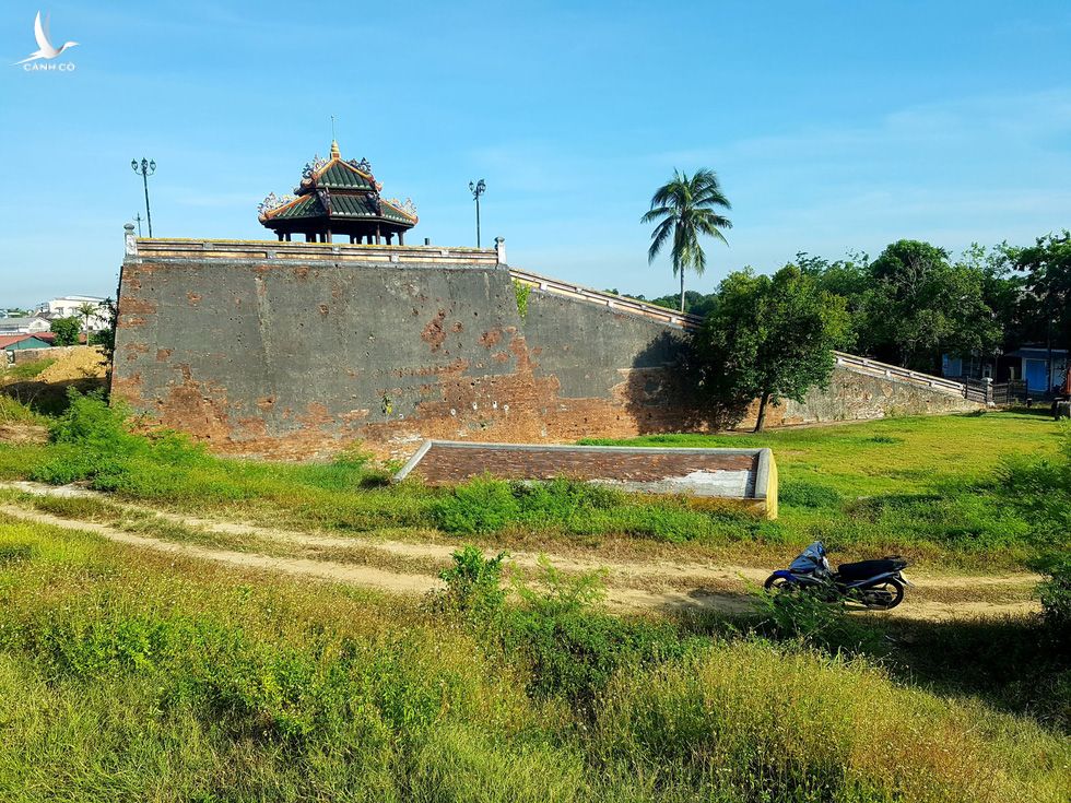 Choáng ngợp với tường thành 3 tầng bậc, 24 pháo đài kinh thành Huế xuất lộ - Ảnh 11.
