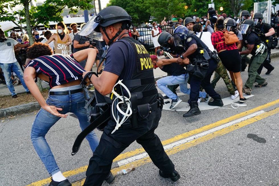 Máu đổ, bạo lực, cướp bóc leo thang giữa làn sóng biểu tình tại Mỹ - ảnh 14