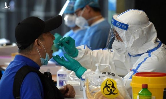 Nhân viên y tế lấy mẫu xét nghiệm cho một người gần đây tới Bắc Kinh tại thành phố Nam Kinh, tỉnh Giang Tô, Trung Quốc hôm 15/6. Ảnh: Reuters.