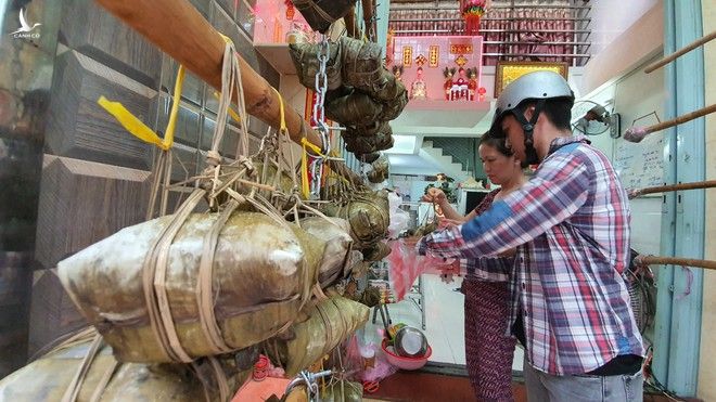 Tết Đoan Ngọ: Người Hoa ở Chợ Lớn nấu bánh bá trạng không kịp bán - ảnh 1