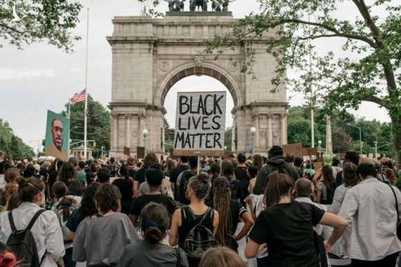 Người biểu tình tập trung tại một cuộc họp báo ở Brooklyn, New York để kêu gọi thông qua các dự luật tăng trách nhiệm đối với cảnh sát trên toàn bang hôm 4/6. Ảnh: AFP.