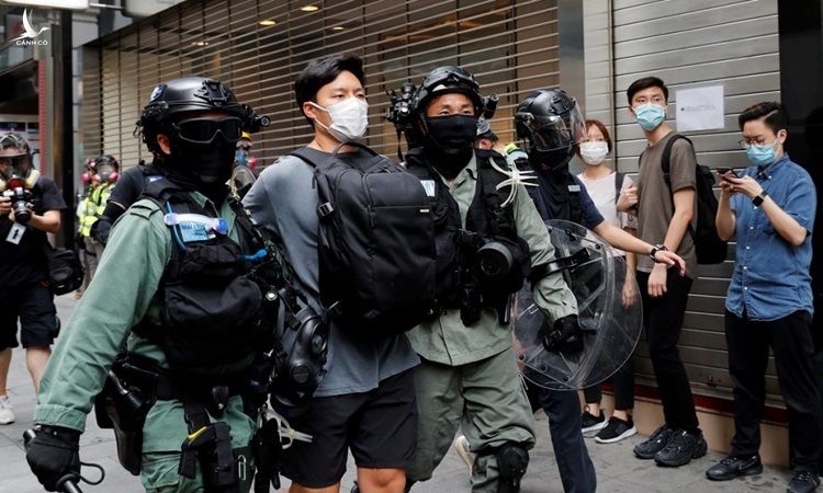 Một người bị bắt trong cuộc biểu tình phản đối luật quốc ca ở Hong Kong hôm 27/5. Ảnh: Reuters.