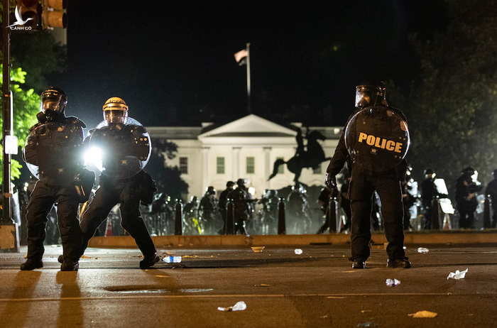  Cảnh sát được triển khai gần khu vực Nhà Trắng khi người biểu tình tụ tập phản đối cái chết của người da màu George Floyd.