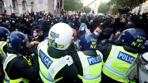 Người biểu tình đụng độ cảnh sát tại London, Anh /// Reuters