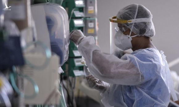 Nhân viên khu điều trị tích cực tại một bệnh viện ở Brazil hôm 1/6. Ảnh: AFP.