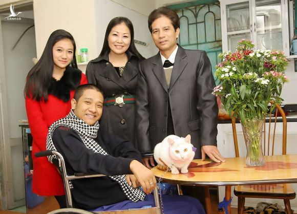 Chàng trai Quảng Ninh kiếm tiền từ 3 công việc chỉ bằng một ngón tay