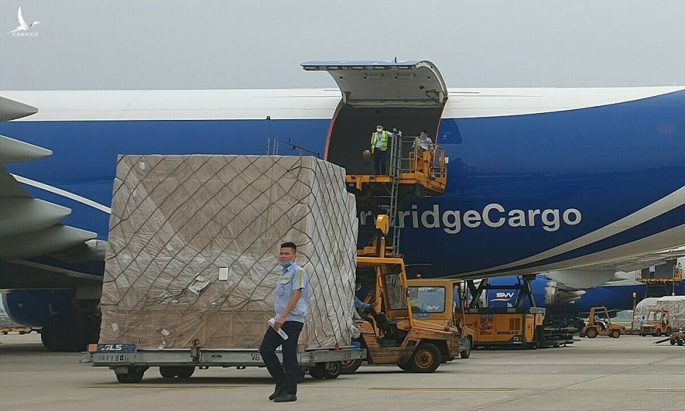 Một kiện hàng khẩu trang y tế đang được đưa lên máy bay của AirBridge Cargo Airlines. Ảnh: ITL