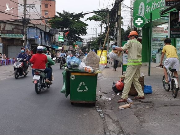 Công nhân thu gom rác bị đe dọa khi làm nhiệm vụ - ảnh 1