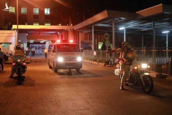 Bệnh viện cảm ơn CSGT hộ tống lá gan từ sân bay kịp ghép cho bệnh nhân - Ảnh 2.