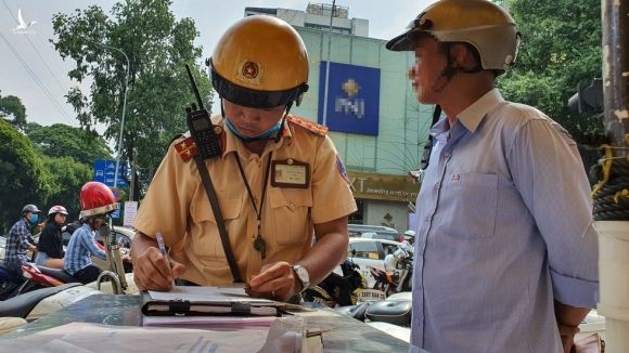 Người Sài Gòn vượt đèn đỏ bị CSGT ghi hình xử phạt: ‘Lỡ rồi chạy luôn’ - ảnh 6