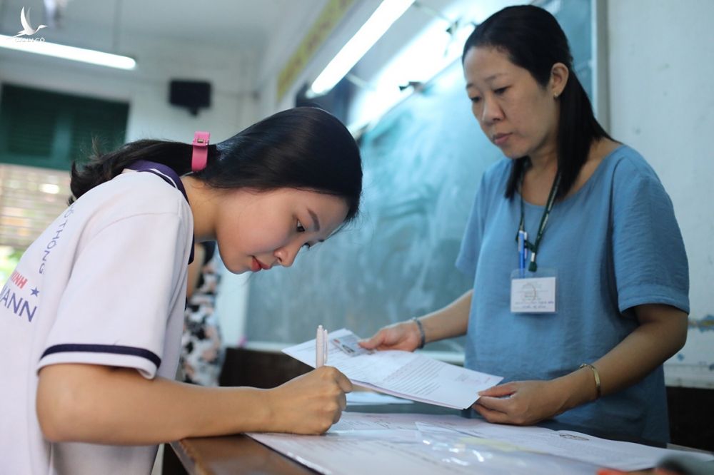 Thí sinh làm thủ tục dự thi THPT quốc gia năm 2019 tại điểm thi ở TP HCM. Ảnh: Thành Nguyễn.
