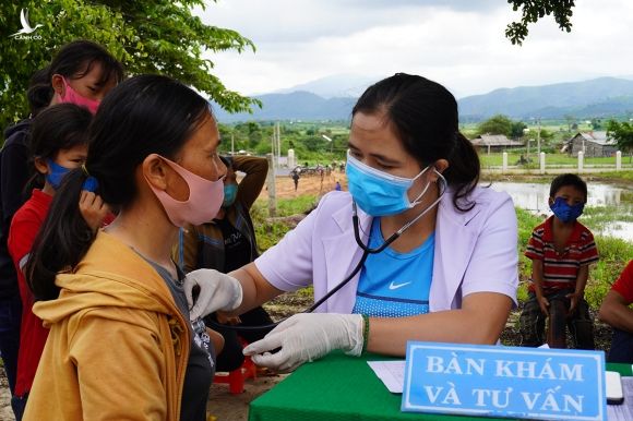 Bác sỹ thăm khám, tiêm vaccine phòng bạch hầu cho người dân tại ổ dịch ở Đăk Nông. Ảnh: Trần Hóa.