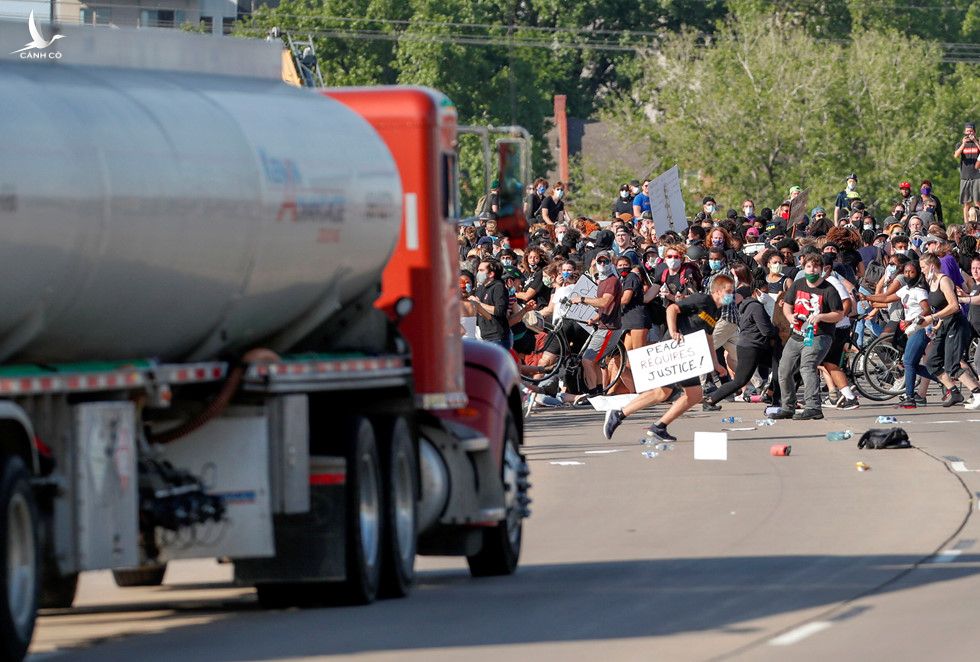 Chiếc xe bồn lao vào đám đông biểu tình ở Minneapolis /// Reuters