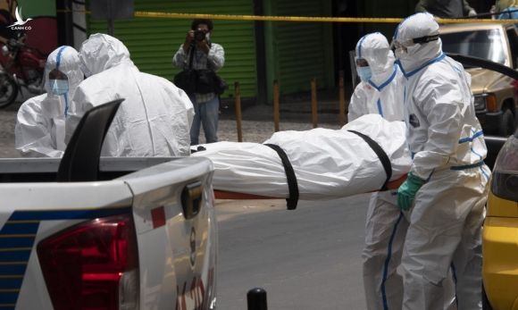 Nhân viên y tế chuyển xác một người chết trên đường tới bệnh viện ở El Salvador hôm 29/6. Ảnh: AFP.