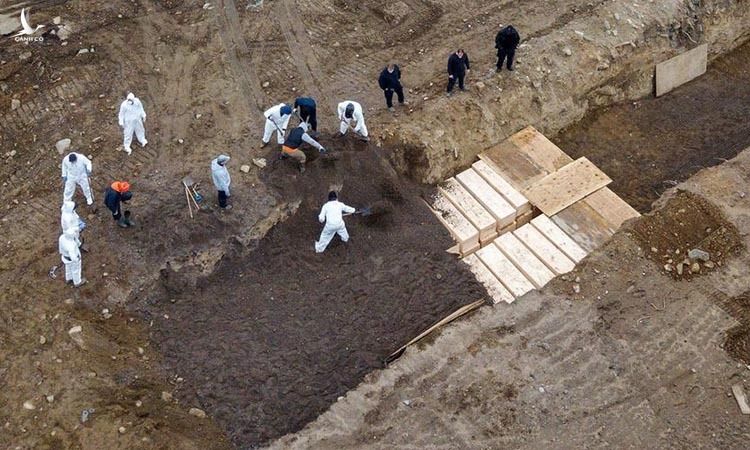 Những thi thể được chôn tập thể trên đảo Hart, New York, Mỹ hôm 9/4. Ảnh: Reuters.