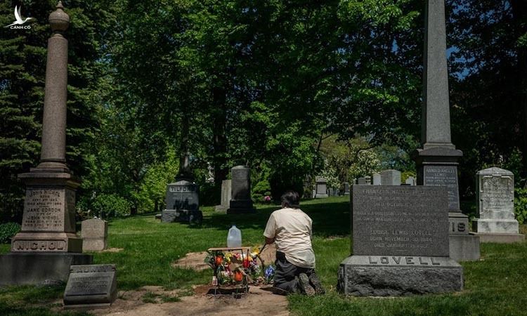 Hector Rodriquez, chú của Daniel Rodriquez và là chồng của Sandra, đặt hoa lên mộ vợ tại nghĩa trang Green-Wood, New York, Mỹ. Ảnh: Telegraph. 