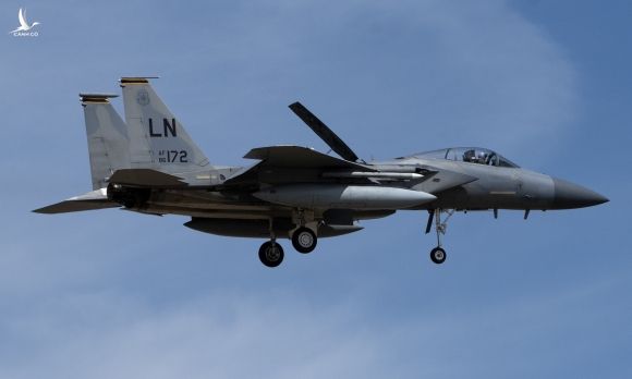 Tiêm kích F-15C Mỹ hạ cánh xuống căn cứ Lakenheath hôm 2/6. Ảnh: USAF.