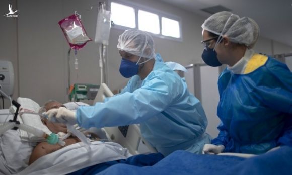 Bác sĩ điều trị cho bệnh nhân tại bệnh viện ở thành phố Marica, bang Rio de Janeiro hôm 10/6. Ảnh: AFP.