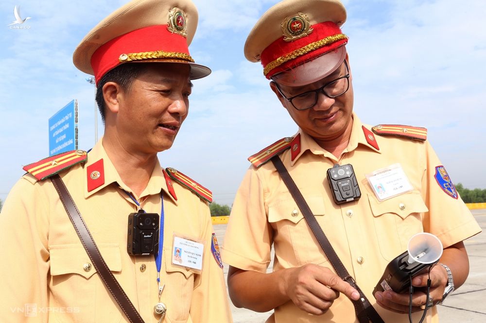 Cán bộ, chiến sĩ thuộc Cục CSGT được trang bị camera gắn ngực ghi hình trong quá trình làm nhiệm vụ trên cao tốc Hà Nội-Hải Phòng. Ảnh: Bá Đô