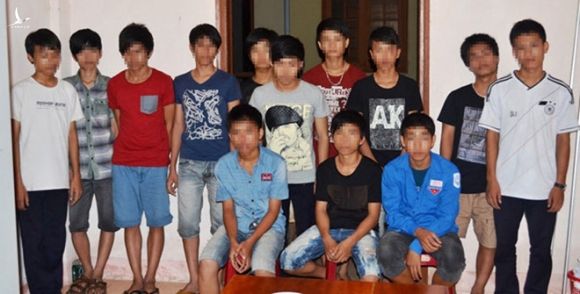  Một nhóm lừa đảo còn trong tuổi học sinh ở TX.Quảng Trị bị công an bắt giữ vào năm 2014 Ảnh: Thanh Lộc 