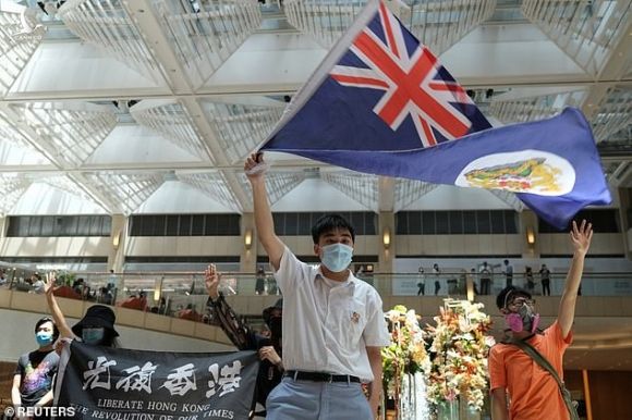 Người biểu tình tại Hồng Kông gương cờ Anh ngày 1.6.2020 /// Reuters