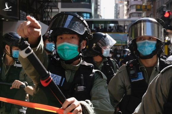 Cảnh sát yêu cầu người biểu tình tránh tụ tập trong cuộc biểu tình phản đối dự luật an ninh quốc gia ở Hồng Kông ngày 28.6 /// Reuters