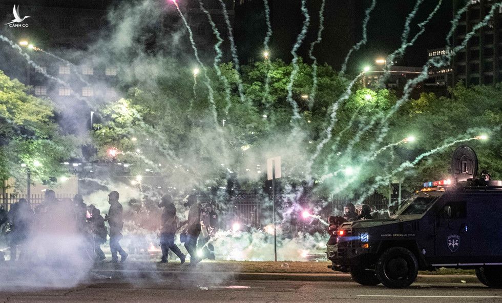 Máu đổ, bạo lực, cướp bóc leo thang giữa làn sóng biểu tình tại Mỹ - ảnh 8