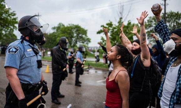Cảnh sát đối diện người biểu tình ở Minneapolis hôm 2/6. Ảnh: AP.