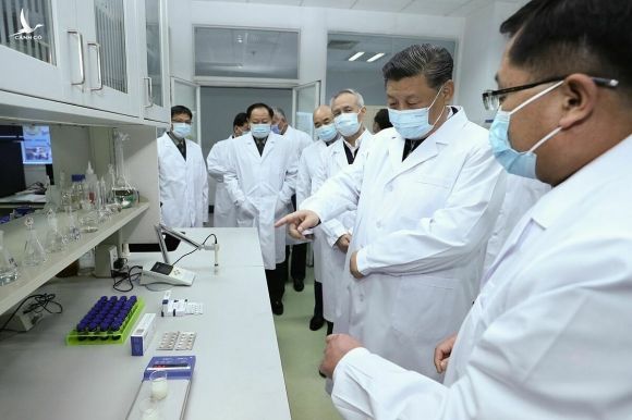 Chủ tịch Trung Quốc Tập Cận Bình khảo sát phòng thí nghiệm của Viện Quân y, Viện Hàn lâm Khoa học tại Bắc Kinh ngày 2/3. Ảnh: Zuma Press