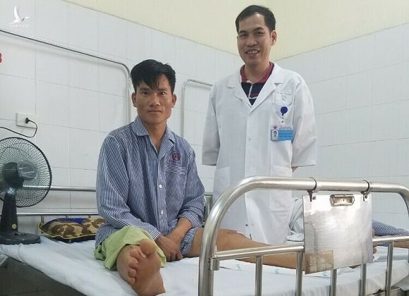 Bác sĩ Hùng thăm khác bệnh nhân ngày 20/6. Ảnh: Bác sĩ cung cấp