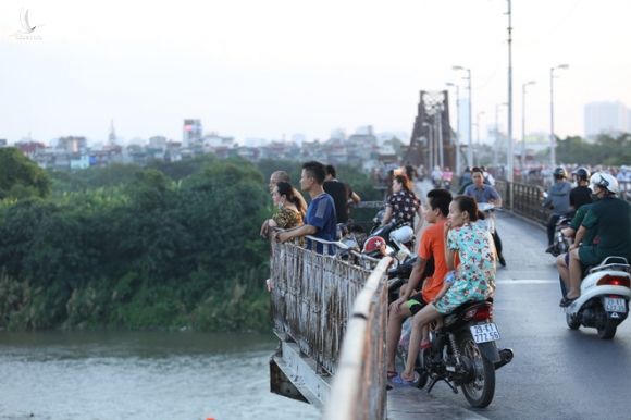 Hà Nội: Trục vớt bom dưới sông Hồng dài 1,6 mét, nằm cách cầu Long Biên gần 1km - Ảnh 5.